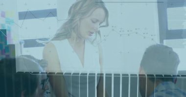 Şirket analisti dizüstü bilgisayarla iş arkadaşlarına çizgi-çizgi animasyon grafiği sunmak için yükseliyor. İş, takım çalışması, veri, sunum, strateji, analiz, yenilik