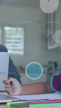 Ailesi dizüstü bilgisayar kullanan bir kızın veri işleme animasyonu. Küresel iş ve dijital arayüz kavramı dijital olarak oluşturulmuş video.