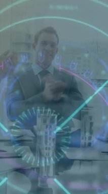 Çeşitli iş adamları üzerinde veri işleme ve tarama animasyonları. küresel iş, bilgisayar ve dijital arayüz kavramı dijital olarak oluşturulmuş video.