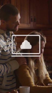 Mutfaktaki çiftin finansal veri işleme animasyonu. Küresel finans, iş, bağlantılar, hesaplama ve veri işleme kavramı dijital olarak oluşturulmuş video.