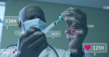 Kıdemli hekim, şişeden şırınga alıyor ve sosyal ikonlar yükselirken tıp odasında sıvı alıyor. Sağlık, tıbbi, profesyonellik, kesinlik, yenilik, dijital, inceleme