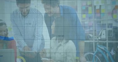 İş yerindeki iş arkadaşları masada oturup tabletleri tıkırdatarak ilerleme gösteren grafikler çiziyorlar. İşbirliği, takım çalışması, veri analizi, dijital, modern, yenilik, profesyonel