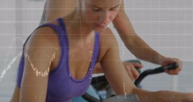 Bisikletleri yakalayan kadın ve erkek pedalları senkronize ederek finansmanı animasyon çizelgeleriyle görselleştiriyor. Fitness, Ortaklık, motivasyon, teknoloji, sağlık, çağdaş, spor