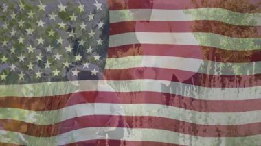 Vatansever yetişkin kız, babasına hediye paketi sunuyor, hatıra olarak bayrak sallıyor. Övgü, aile, birleşme, kutlama, nostalji, açık hava, yürekten.