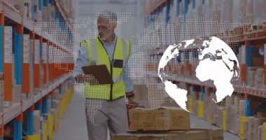 Depo işçisi koridor taraması etiketlerini palet kriko kullanarak harita altında kontrol ederek giriyor. Envanter, lojistik, iş akışı, sanayi, organizasyon, ulaşım, verimlilik