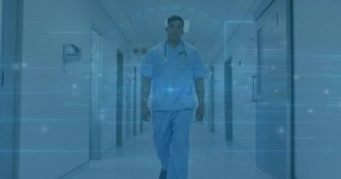 Tıbbi uzman hastane koridoruna giriyor, holografik UI 'yı çalıştırıyor, tıbbi veriler gösteriyor. Sağlık, fütürizm, teknoloji, yenilik, profesyonellik, hastane, dijital