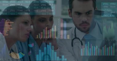 Hekim ve hemşireler veri analizinde kaybolan animasyon çizelgeleri gibi monitöre yaslanıyorlar. Tıbbi ekip, işbirliği, veri görselleştirme, dijital sağlık, klinik analiz, hastane ortamı, profesyonel takım çalışması