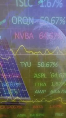 Dünya ve güneş panelinde finansal veri işleme animasyonu. küresel iş, finans ve dijital arayüz kavramı dijital olarak oluşturulmuş video.