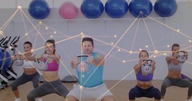 Sınıfı yöneten eğitmen beden eğitimi dersinde ağ örtüsü ile çömelme hareketi yapıyor. Kuvvet, spor, takım, dijital, yüksek enerji, performans