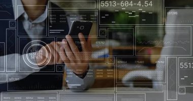 Kadın ofis çalışanı telefon ekranını dinliyor veri örtülerini etkinleştiriyor ve iş haritalarını analiz ediyor. Teknoloji, veri analizi, iş, iş akışı, dijital, profesyonel, modern