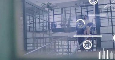 Meslektaşlar tablet tıkırdatıyor ve ofis merdivenlerinden inerken veri tablolarını gözden geçiriyorlar. İş, takım çalışması, yenilik, teknoloji, iş akışı, kurumsal, modern