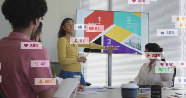 Konferans odasında bilgi slaytlarını sunan iş kadınını işaret eden notlar. Profesyonel, takım çalışması, sunum, işbirliği, kurumsal, modern, iletişim