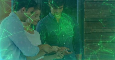 Ofisteki veri örtüsünü analiz eden dört meslektaşla birlikte el bilgisayarı dünya haritasını gösteriyor. Teknoloji, yenilik, ağ, dijital, takım çalışması, modern, profesyonel