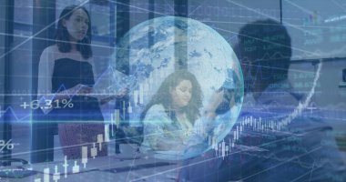 Konferans odasında elinde belgelerle iş kadını sunar. Finansal tablolar, fotokopi alanı. Kurumsal, takım çalışması, profesyonel, analitik, çalışma alanı, yenilik, strateji