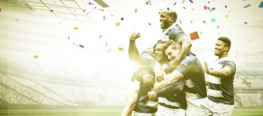Stadyumda ışığa karşı kutlama yapan ve kucaklaşan çok ırklı neşeli erkek oyuncuların birleşimi. Kopyalama alanı, konfeti, başarı, keyif, aydınlanma, spor, takım sporu, birlikte, rekabet.