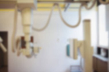 Hastanede cerrahi ekipmanla ameliyat odasının bulanık görüntüsü