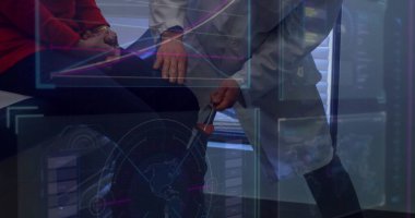 Muayene odasında, dijital tıbbi veriler eşliğinde refleks çekiçle dizine dokunan bir doktor. Klinik, sağlık, modern, teşhis, profesyonel, teknoloji, muayene