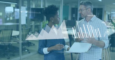 Ofiste dijital çizelgeleri tartışan iki iş adamı, pano ve kalemle. İşbirliği, takım çalışması, yenilik, analitik, teknoloji, modernite, üretkenlik