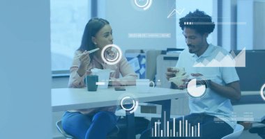 Öğle yemeği arkadaşlarıyla yemek, dinlenme odasında iş konuşmak, hazır sandviç konteynırları, akıllı telefonlar. İşbirliği, üretkenlik, modern, teknoloji, kentsel, gelişigüzel, iletişim