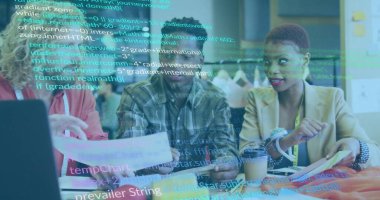 İş kıyafetleri içinde üç profesyonelle buluşup çizelgeye işaret etmek ve ofisteki dizüstü bilgisayarda yazmak. İşbirliği, takım çalışması, veri analizi, yenilik, modernlik, dijital, beyin fırtınası