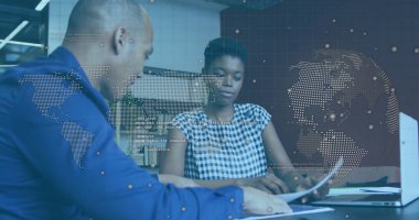 İş arkadaşları, konferans masasında dizüstü bilgisayar ve harita kaplamalı belgeleri inceliyor. Şirket, takım çalışması, yenilik, teknoloji, profesyonel, işbirliği, modern