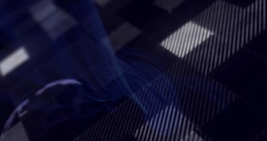 Stüdyoda ince çapraz çizgiler ve kıllı silindirlerle titreşen dama tahtası ızgarası görülüyor. Geometrik, modern, minimalist, soyut, gelecekçi, yansıtıcı, dijital