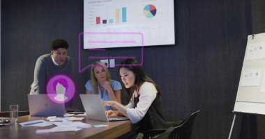 Çevrimiçi satışlar, iş kıyafeti giymiş takım konferans masasında dizüstü bilgisayarlarla işbirliği yapıyor. İşbirliği, takım çalışması, veri analizi, kurumsal, modern, profesyonel, strateji