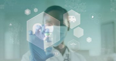 Laboratuvar koridorunda stetoskop ve simgelerle laboratuvar önlüklü bir kadın eldiven inceliyor. Tıbbi, profesyonel, temiz, klinik, geleceksel, tanı, sağlık