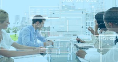 Profesyonellerin toplantı odasındaki cam masada not defterlerine notlar yazması, dijital kaplama. Şirket, işbirliği, veri analizi, modern, profesyonel, beyin fırtınası, kentsel