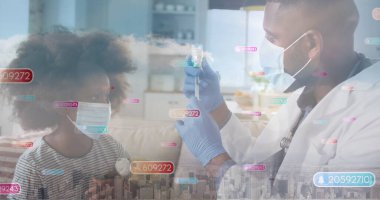 Maskeli doktor oturma odasındaki kızın yanındaki şırıngayı dijital veri örtüsüyle dolduruyor. Tıbbi, sağlık, aşı, klinik, tanı, bilim, sağlık