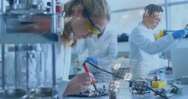 Meslektaşı sayaçları ayarlarken laboratuarda lehim uygulayan kadın ikili veri akışı yapıyor. Teknoloji, yenilik, kesinlik, deney, elektronik, takım çalışması, bilimsel