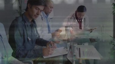 Tıbbi ekip cam masadaki verileri analiz ederken ortaya çıkan ve gülümseyen bir doktoru ön plana çıkarıyor. Sağlık, işbirliği, teknoloji, profesyonellik, tanı, dijital, iletişim