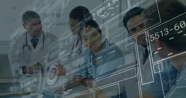 Kamera dışı hoparlör, sağlık ekibinin rakamları analiz ettiğini gösteren animasyon veri grafiklerini başlatıyor. İşbirliği, takım çalışması, yenilik, dijital, araştırma, profesyonellik, sağlık