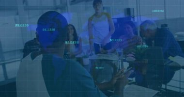 İş arkadaşlarına dönen ve güven skorunu güncelleyen bir cihaz. İşbirlikçi, takım, yenilik, teknoloji, profesyonel, modern, analiz