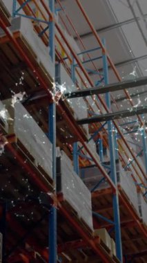 Forklift üzerinde parlayan ışık noktalarının canlandırılması ve depodaki rafların istiflenmesi. küresel taşımacılık, dağıtım ve iş konsepti dijital olarak oluşturulmuş video.