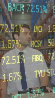 Depoda çalışan insanlar üzerinde borsa animasyonu. küresel sevkiyat, dağıtım ve bağlantılar konsepti dijital olarak oluşturulmuş video.