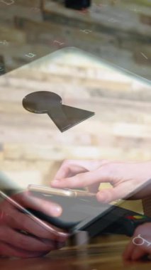 Ödeme terminalini kullanan insanların ağ güvenliği asma kilidinin canlandırılması. küresel iletişim ve veri güvenliği konsepti dijital olarak oluşturulmuş video.