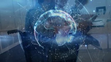 Tekerlekli sandalyedeki adam masadaki telefonu dinliyor. Teknolojik görüntüler, ağ görüşü için hologram küresi çeviriyor. Gelecekçi, yenilikçi, erişilebilirlik, dijital, bağlantı, modern, sanal