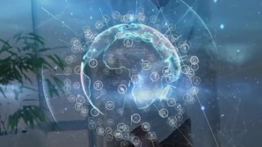 İnsan dizüstü bilgisayarda yazıcı komutları veriyor, veri simgeleriyle holografik dünyayı döndürüyor. Teknoloji, yenilik, fütürizm, veri görselleştirme, dijital arayüz, bağlantı, çalışma alanı