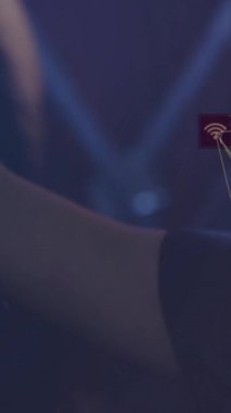 Sosyal medya ikonları ağı ve dans eden insanların animasyonları. Teknoloji, ağ, dijital, iletişim, etkileşim, toplum