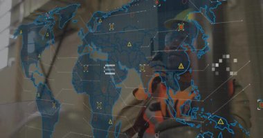 Forklift operatörü depoda parlayan lojistik haritasını izlerken telsize konuşuyor. Sanayi, teknoloji, ağ, iletişim, lojistik, otomasyon, izleme