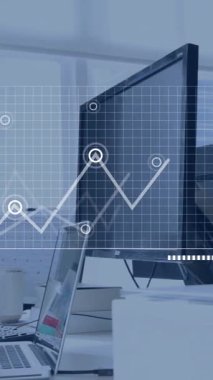 Ofisteki çeşitli iş adamları üzerinde finansal veri işleme animasyonu. Küresel finans, iş, bağlantılar, hesaplama ve veri işleme kavramı dijital olarak oluşturulmuş video.