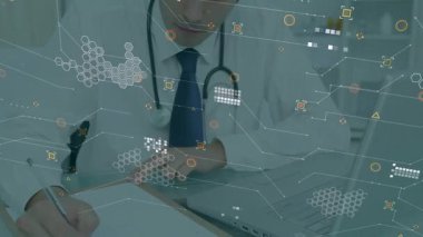 Tıp kliniğinde altıgen grafiklerini etkinleştiren verileri inceleyen bir doktor. Sağlık, teknoloji, profesyonellik, dijital, yenilik, analiz, teşhis