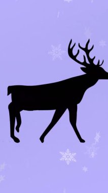 Siyah rengeyiği silueti kar tanelerinin üzerinden geçip mor arka plana düşüyor. Noel şenliği ve kutlama konsepti