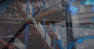 Üzerinde tarama rafları, forklift çatalları içeri kayıyor, paleti kaldırıyor, palet konumunu görselleştiriyor. Endüstriyel, lojistik, otomasyon, envanter, zamanlama, depo, teknoloji