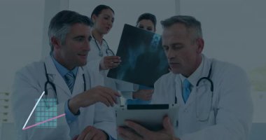 Erkek doktorlar tablet üzerinde Xray 'i analiz ediyorlar. Tıbbi bar çizelgeleri ve moda çizgileri hazırlıyorlar. İşbirliği, veri görselleştirme, sağlık, profesyonel, yenilik, dijital araçlar, analitik