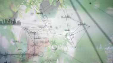 Kadın bahçıvan tepedeki ekiciye bakıyor, teknoloji ağı vasıtasıyla ot ayarı için kollarını kaldırıyor. Bitki, yenilik, yeşillik, refah, çevre, doğa, teknoloji