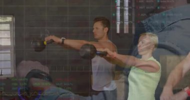 Spor salonunda kettlebell kavrayan ve menteşe salıncaklarını sallayan üç sporcu. Fitness, strength, team work, motivation, viviviality, dynamic, industrial