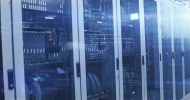 Kod, cam sunucu raflarında görünürken kameranın sağa doğru görüntülediği veri akışı. Teknoloji, siber güvenlik, veri merkezi, dijital altyapı, ağ, yenilik, yüksek teknoloji