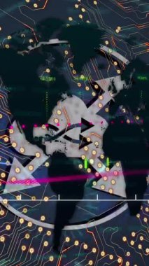 Arka plandaki devre kartı desenine bağlı simgelerin çoklu grafiklerinin animasyonu. Dijital olarak üretilen hologram, illüstrasyon, bulut hesaplama ve teknoloji kavramı.